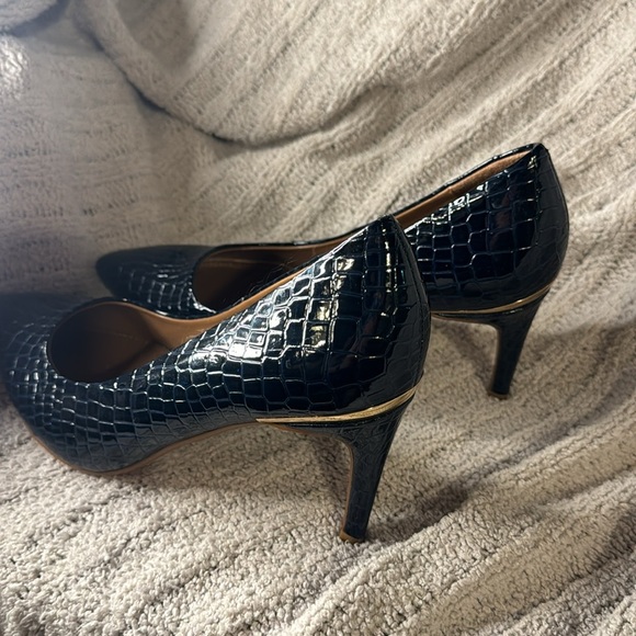 CLASS! Forever Comfort By Next Patent Leather Crocodile Print w/gold heel accent - Picture 4 of 12